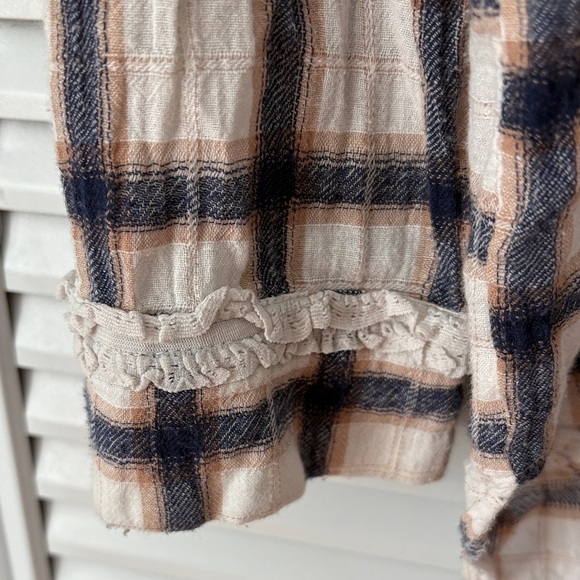 POL Oversized Button Down Shirt in Blue Tan and Cream with Crochet Lace Details - Picture 4 of 9